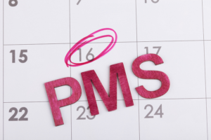 A premenstruációs szindróma (PMS) olyan fizikai és érzelmi tünetek csoportja, amelyeket sok nő tapasztal menstruáció előtt. A premenstruációs szindróma (PMS) tüneteit hormonális, kémiai és viselkedési tényezők kombinációja okozza. A PMS egyik fő oka a hormonális egyensúlyhiány. Az ösztrogénszint stabilizálása segíthet csökkenteni a hangulati ingadozásokat, javítani az érzelmi jólétet és enyhíteni a hormonális egyensúlyhiányt. Az indol-3-karbinol hasznos kiegészítő a PMS-ben szenvedő nők számára, különösen azért, mert befolyásolja a hormonális egyensúlyt és javítja az ösztrogén anyagcserét.