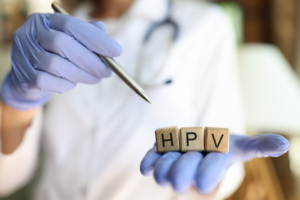 A HPV (humán papillomavírus) egy gyakori vírusfertőzés, amely a bőrt és a nyálkahártyákat érinti. A HPV-nek több mint 200 típusa van. Magas kockázatú típusok: HPV16 és HPV18. A HPV főként bőrrel érintkezve terjed, beleértve a szexuális érintkezést, az anális és orális szexet. A legtöbb HPV fertőzés tünetmentes. A kutatások azt mutatják, hogy az I3C potenciálisan jótékony hatással van a humán papillomavírus (HPV) fertőzésekre és a kapcsolódó betegségekre. Az I3C a szervezetben diindolil-metánná (DIM) alakul át, amely egy aktív forma, amely daganatellenes és immunmoduláló tulajdonságokkal rendelkezik.