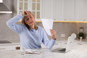 A menopauza minden nő életében természetes folyamat, amely a reproduktív időszak végét jelzi. Menopauzát akkor diagnosztizálnak, ha egy nőnek 12 egymást követő hónapja nem menstruál. Általában 45 és 55 éves kor között jelentkezik, bár előfordulhat korábban vagy később is. A menopauza nem kell, hogy nehéz időszak legyen. Az I3C használatának köszönhetően hatékonyan csillapíthatjuk tüneteit, mint a hőhullámok, álmatlanság, és könnyebben átvészelhetjük ezt az időszakot anélkül, hogy jelentősebb figyelmeztetést kapnánk a jelenlétéről. Az egészséges táplálkozás, a rendszeres fizikai aktivitás és a megfelelő étrend-kiegészítők kombinációja jelentősen hozzájárulhat a menopauza kényelmes átmenetéhez.