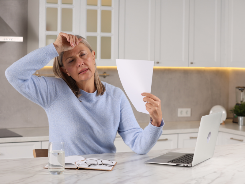 A menopauza minden nő életében természetes folyamat, amely a reproduktív időszak végét jelzi. Menopauzát akkor diagnosztizálnak, ha egy nőnek 12 egymást követő hónapja nem menstruál. Általában 45 és 55 éves kor között jelentkezik, bár előfordulhat korábban vagy később is. A menopauza nem kell, hogy nehéz időszak legyen. Az I3C használatának köszönhetően hatékonyan csillapíthatjuk tüneteit, mint a hőhullámok, álmatlanság, és könnyebben átvészelhetjük ezt az időszakot anélkül, hogy jelentősebb figyelmeztetést kapnánk a jelenlétéről. Az egészséges táplálkozás, a rendszeres fizikai aktivitás és a megfelelő étrend-kiegészítők kombinációja jelentősen hozzájárulhat a menopauza kényelmes átmenetéhez.